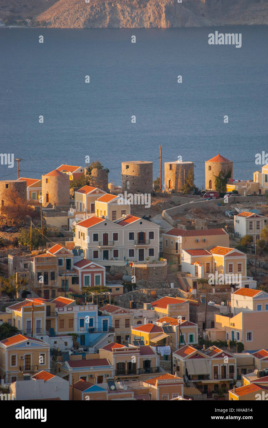 Die alten Windmühlen auf dem Bergrücken oberhalb Chorio auf der Insel Symi Griechenland. Stockfoto