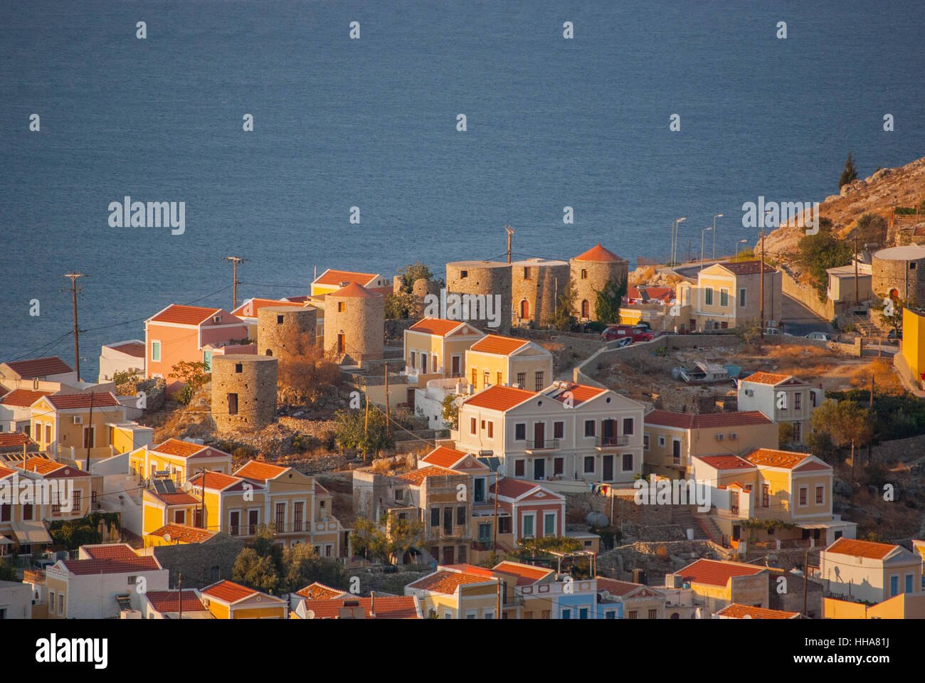 Die alten Windmühlen auf dem Bergrücken oberhalb Chorio auf der Insel Symi Griechenland. Stockfoto