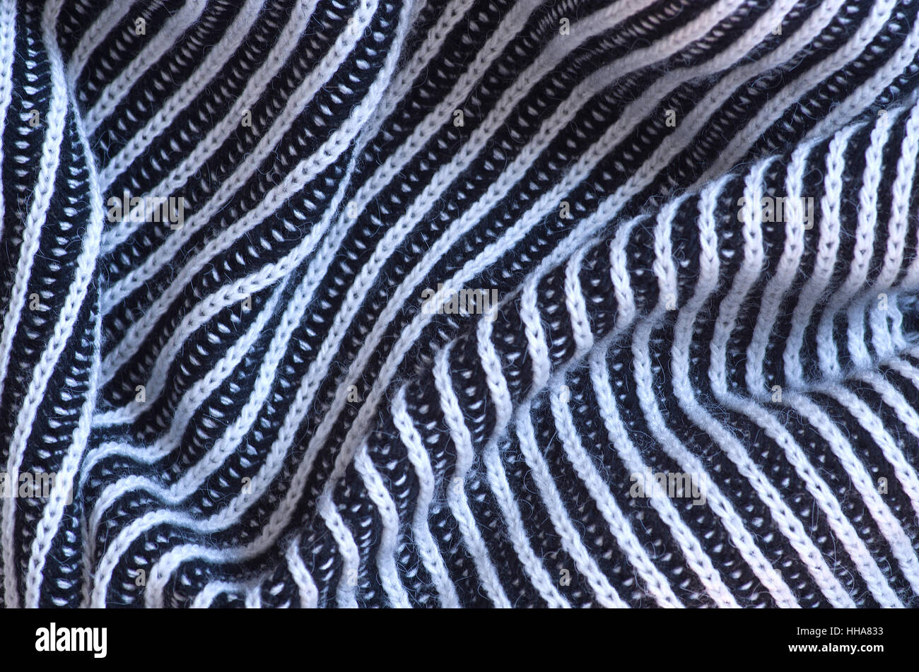 Stoff mit Garn in schwarzen und weißen Streifen. Stockfoto