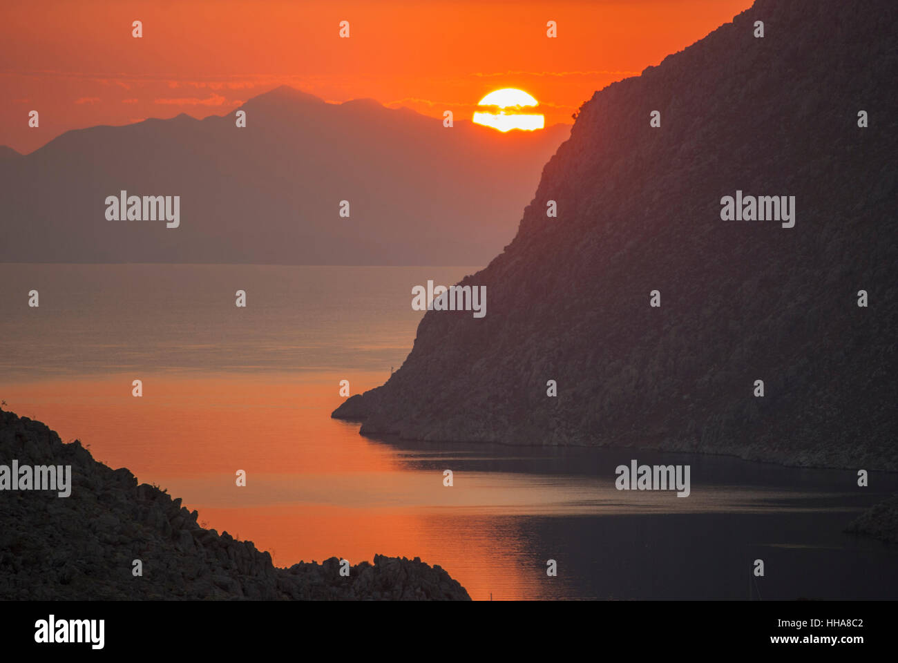 Morgendämmerung über der türkischen Küste von Chorio nach Pedi auf Symi Griechenland blickte. Stockfoto