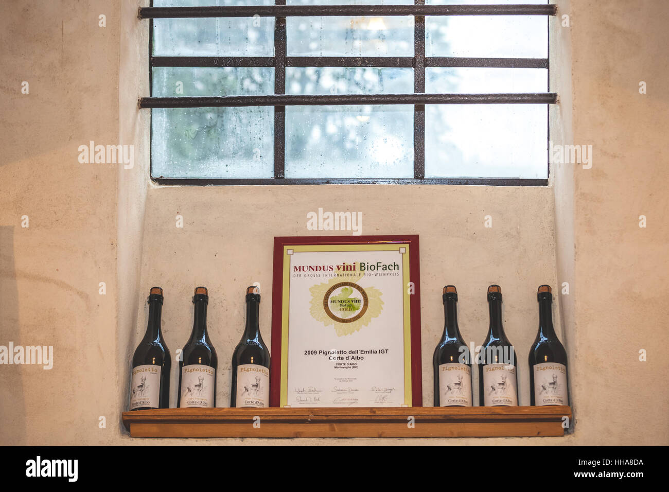 Weinflaschen an den Wänden und ein Diplom für den Gewinn eines Wettbewerbs in der Corte D'Aibo Bar in Italien Stockfoto