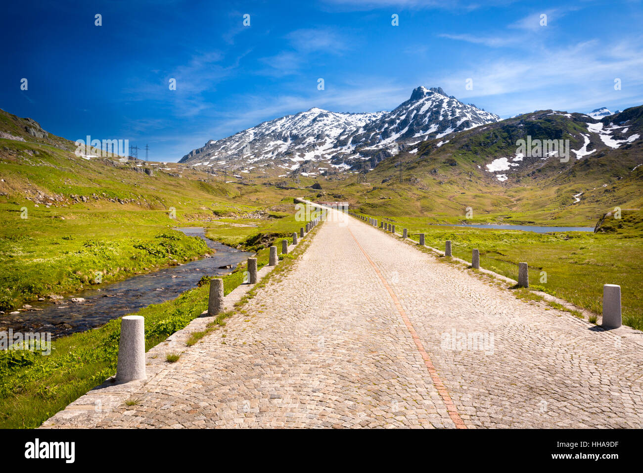 Historische Gotthard-Passstrasse mit Kopfsteinpflaster, Alpen, Italien Stockfoto