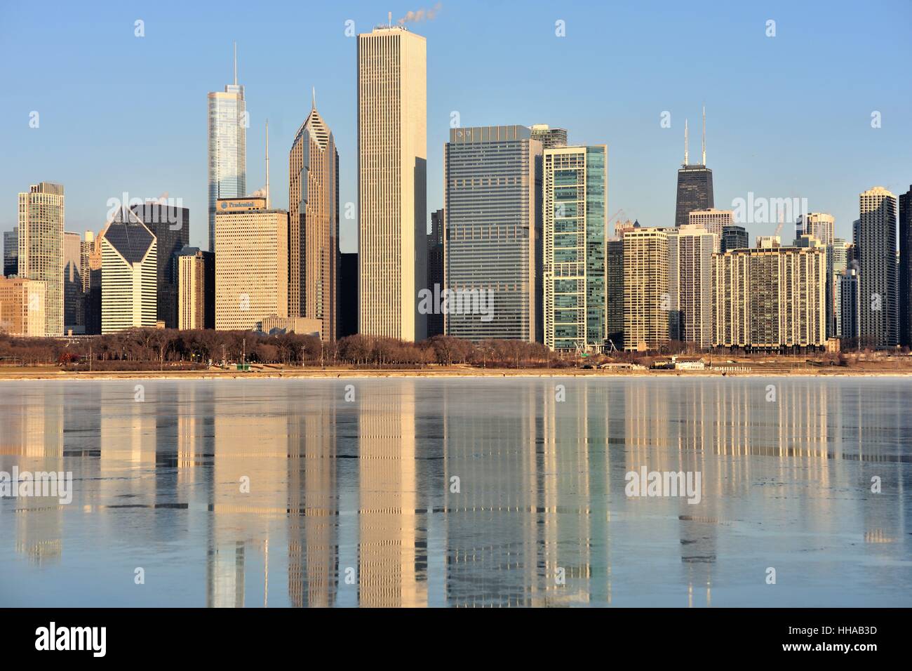 An einem kalten Wintermorgen ein Segment des Chicago Lakefront und Skyline werden auf einem gefrorenen Monroe Harbor wider. Chicago, Illinois, USA. Stockfoto