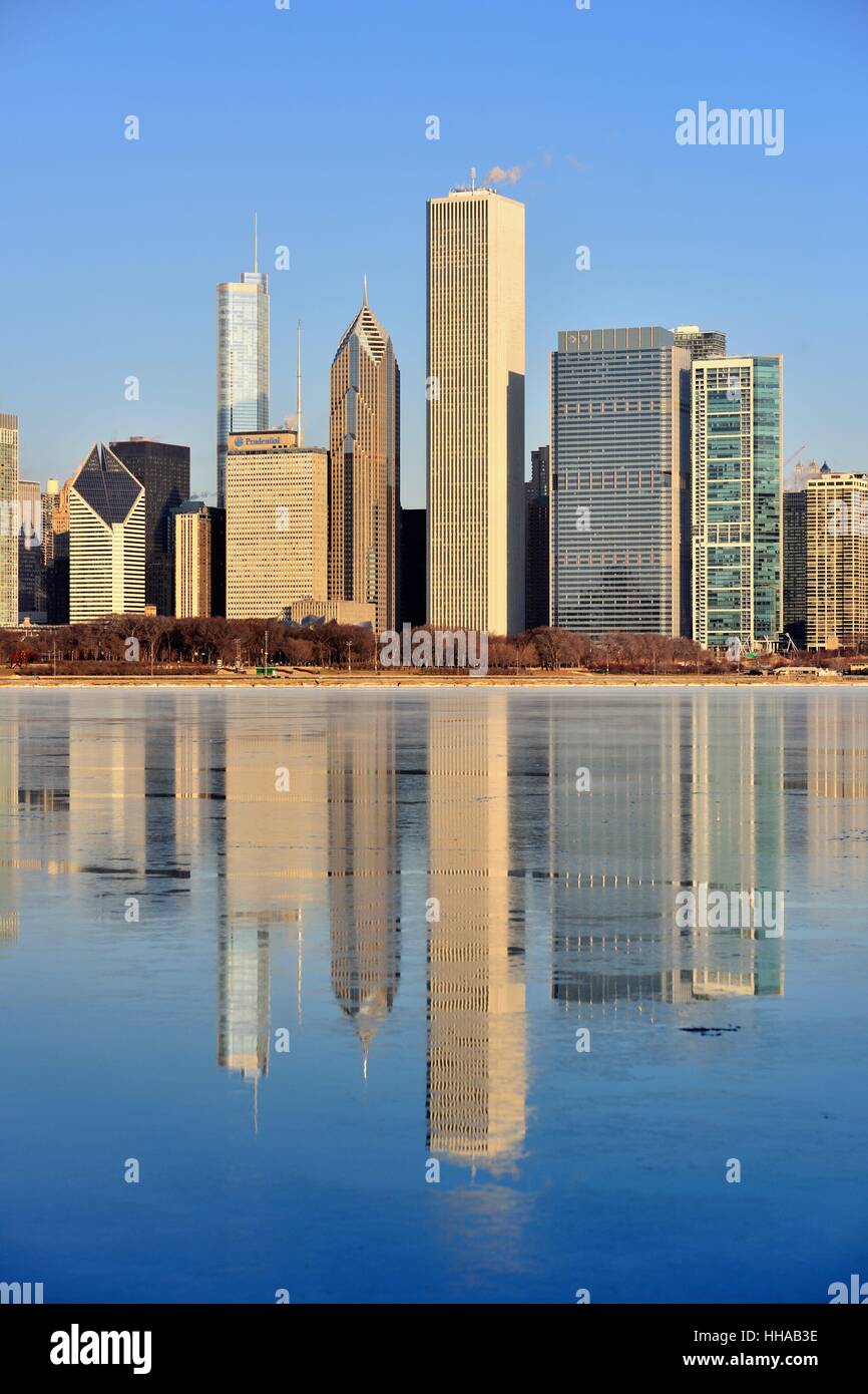 An einem kalten Wintermorgen ein Segment des Chicago Lakefront und Skyline werden auf einem gefrorenen Hafen wider. Chicago, Illinois, USA. Stockfoto