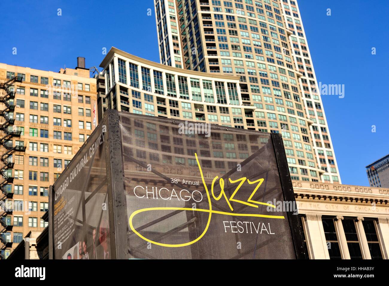 Ein Zeichen läutet die jährliche Chicago Jazz Festival, die großen Massen zieht jedes Jahr zum Millennium Park. Chicago, Illinois, USA. Stockfoto