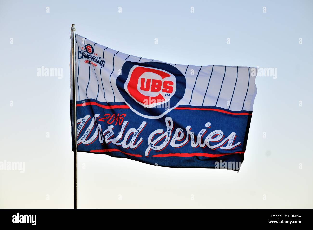 Ein downtown Zugeständnisstandplatz Eigentümer fliegen Chicago Cubs World Series Championship Flagge nach der 2016 World Series. Chicago, Illinois, USA. Stockfoto