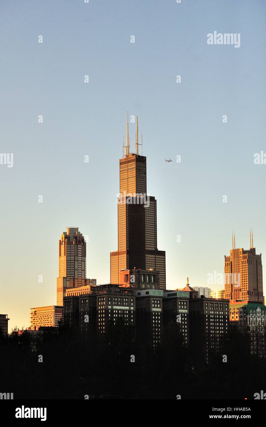 Der am späten Nachmittag Sonne reflektieren Sie den Willis Tower und ein Teil der Skyline von Chicago als Jet passiert. Chicago, Illinois, USA. Stockfoto