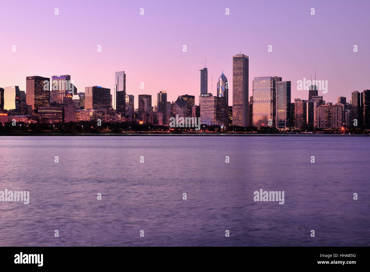 Der am späten Nachmittag Sonne reflektiert einen Teil der Skyline von Chicago über Grant Park in den späten Herbst. Chicago, Illinois, USA. Stockfoto