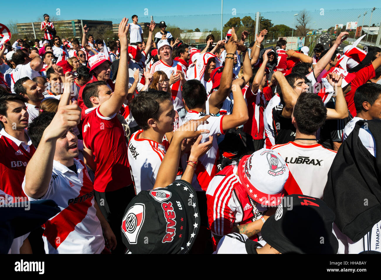 Buenos Aires, Argentinien - 6. Oktober 2013: River-Plate-Fans singen und tanzen während des Wartens auf die Stadion-Türen zu öffnen, um ein Fußballspiel zu besuchen Stockfoto