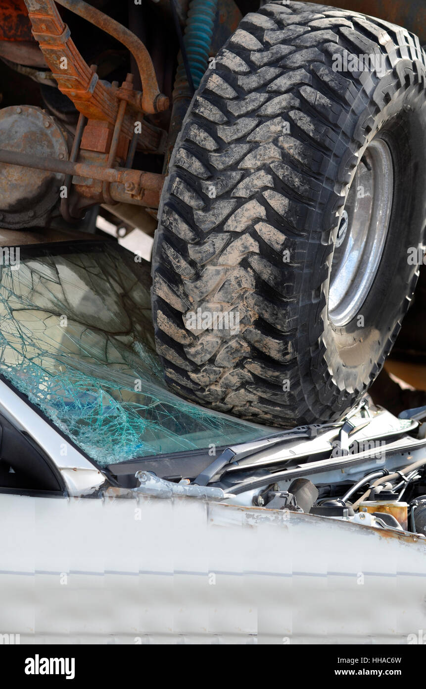 Autounfall mit LKW-Reifen auf der Windschutzscheibe des kleinen Zerstörung Absturz Stockfoto