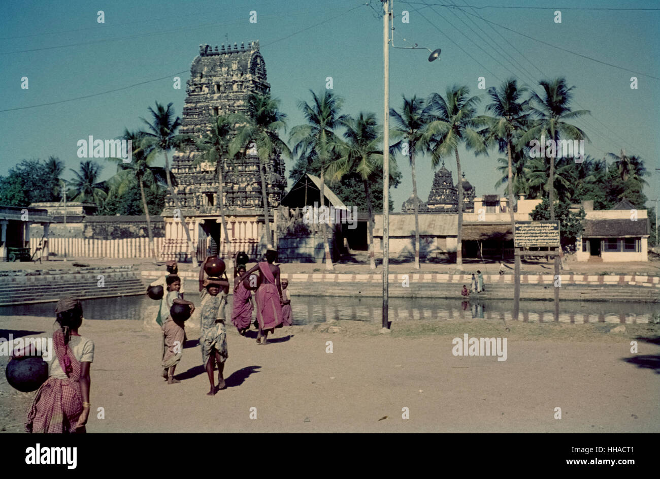 Wasserträgerinnen in Tamil Nadu 1962. Wasserträger vor einem Gopura in Indien Stockfoto
