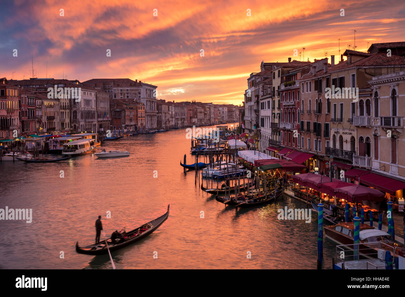 Bunter Abend über den Canal Grande und die Stadt Venedig, Veneto, Italien Stockfoto