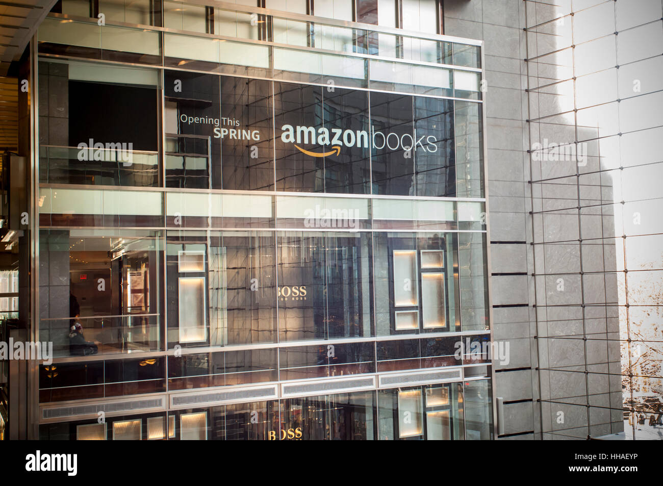 Zeichen im Time Warner Center in New York verkünden die bevorstehende Ankunft des ein Backstein und Mörtel Amazonas Buchhandlung, gesehen auf Sonntag, 15. Januar 2017.  Der 4000 qm große Store soll im Frühjahr in den Geschäften am Columbus Circle im Time Warner Center eröffnet. (© Richard B. Levine) Stockfoto
