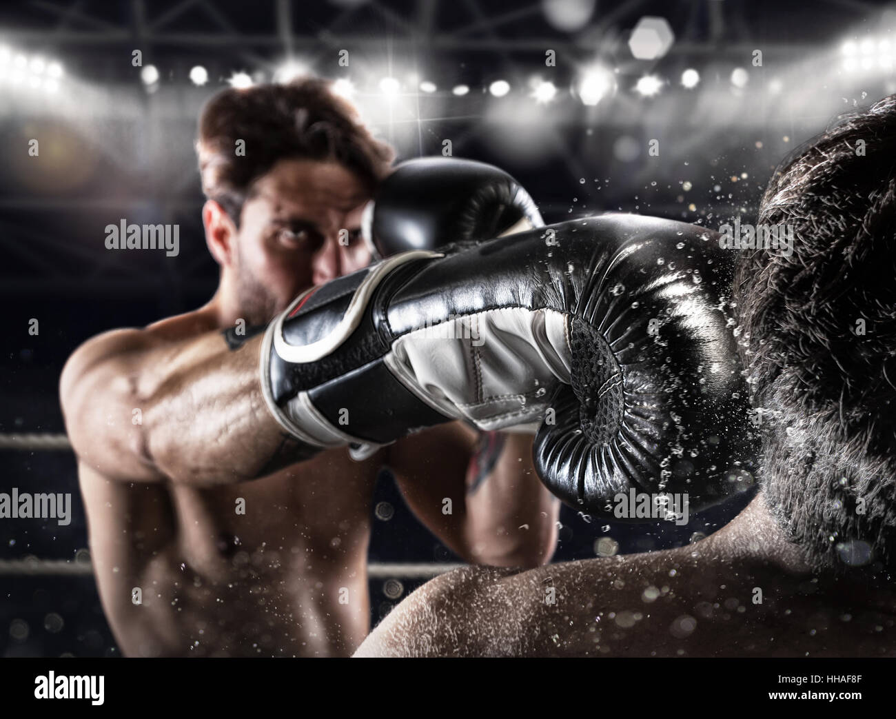 Boxer in einer Boxe Wettbewerb schlägt seinen Gegner Stockfoto