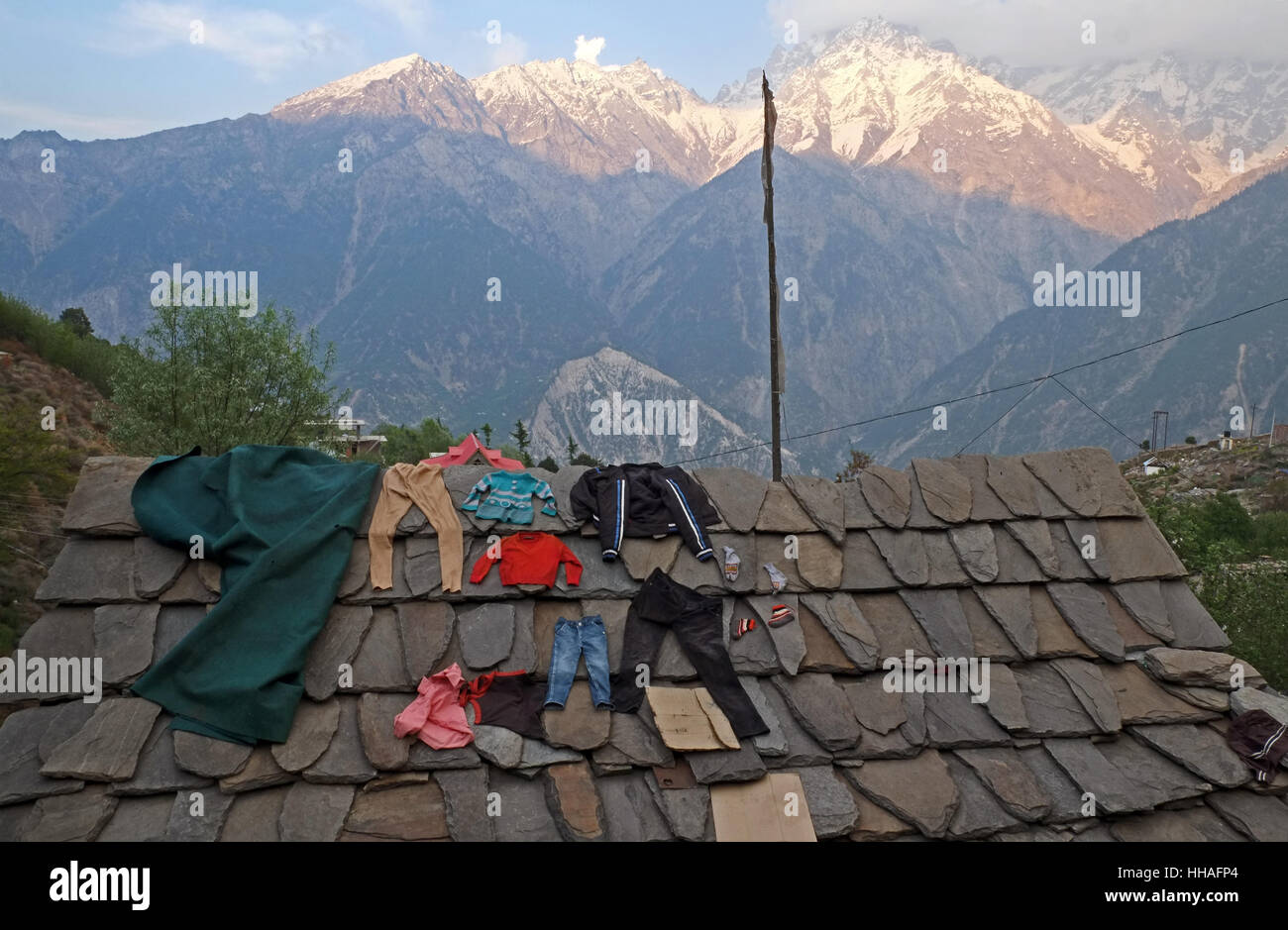 Wäsche trocknen auf Dach in Kalpa, Himachal Pradesh. Stockfoto