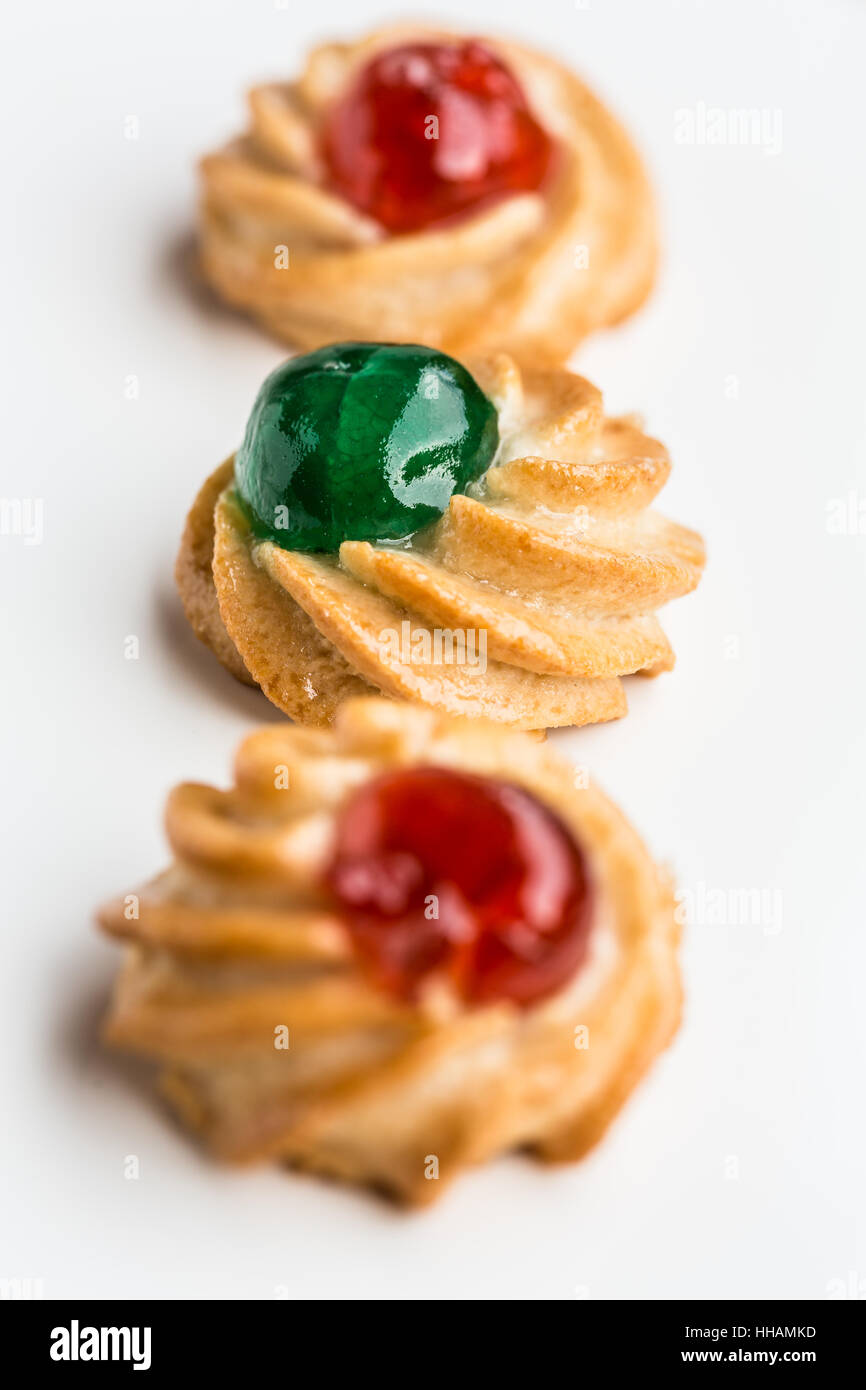 Drei sizilianischen Mandel Cookies auf weißem Hintergrund Stockfoto