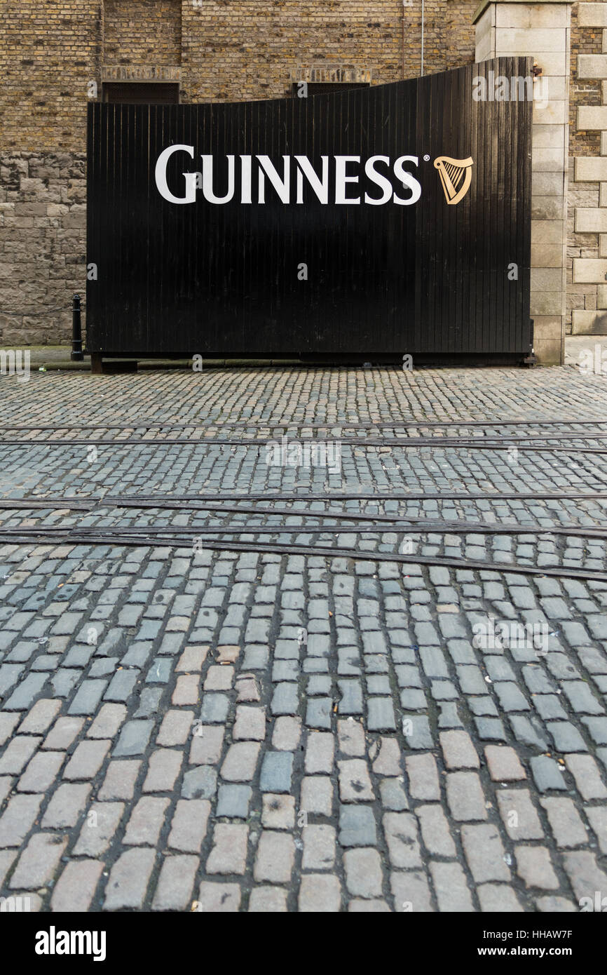 Guinness-Schild am Tor außerhalb Guinness Storehouse, St. James Gate, Dublin Stockfoto