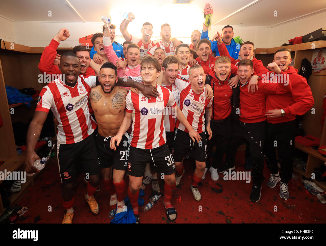 Lincoln City-Spieler feiern ihren Sieg in der Umkleidekabine nach dem Emirates-FA-Cup, 3. Runde Replay passen bei Sincil Bank, Lincoln. Stockfoto