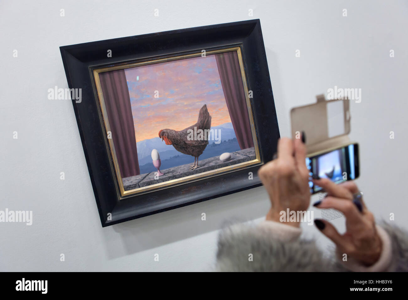 Besucher nutzt ihr Smartphone um zu fotografieren, das Gemälde Variante De La Tristesse (Variation of Sadness, 1957) von belgischen Surrealisten René Magritte auf seiner Retrospektive im Centre Pompidou in Paris, Frankreich angezeigt. Die Ausstellung mit dem Titel "Rene Magritte. Der Verrat der Bilder läuft bis 23. Januar 2017. Danach wird der überarbeiteten Version der Ausstellung in der Schirn Kunsthalle in Frankfurt Am Main, Deutschland, vom 10 Februar bis 5. Juni 2017 vorgelegt werden. Stockfoto