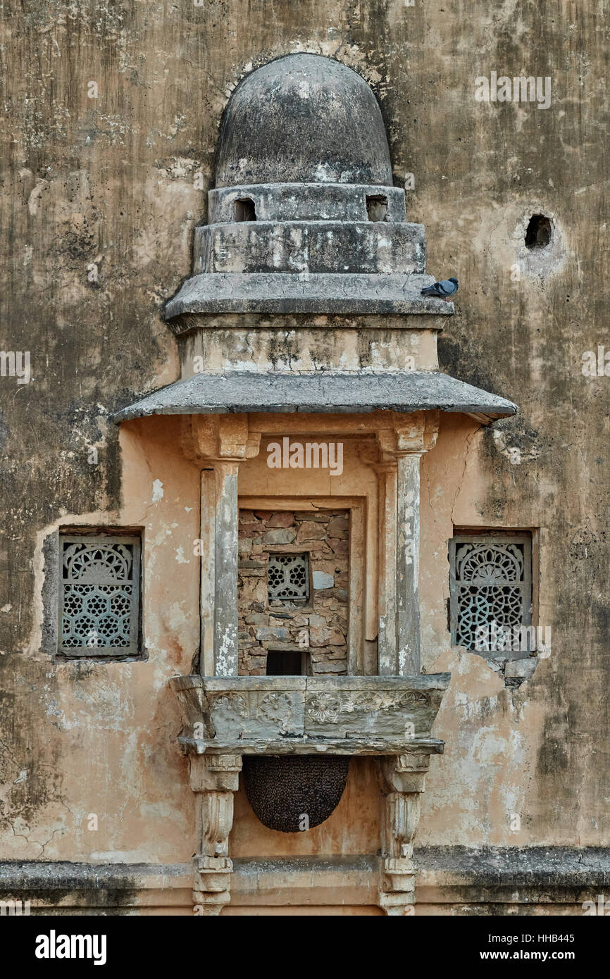 Alten Balkon in Amer Fort, Jaipur, Indien. Amer Fort ist bekannt für seine künstlerischen Hindu Stilelemente. Stockfoto