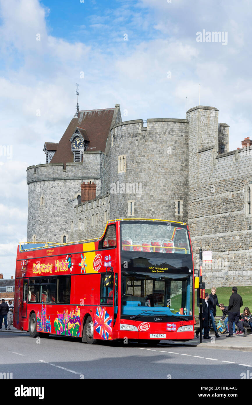 City Sightseeing Cabrio Bus von Windsor Castle, High Street, Windsor, Berkshire, England, Vereinigtes Königreich Stockfoto