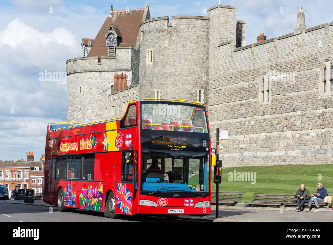 City Sightseeing Cabrio Bus von Windsor Castle, High Street, Windsor, Berkshire, England, Vereinigtes Königreich Stockfoto