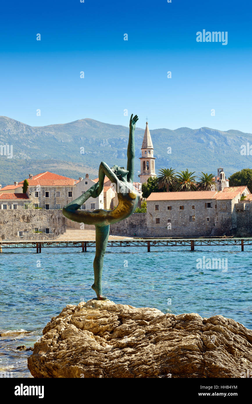 Tanzende Mädchen Statue - eine attraktive Skulptur und beliebtes Fotomotiv für Touristen auf Grund des alten Stadt Budva, Montenegro, Europa Stockfoto