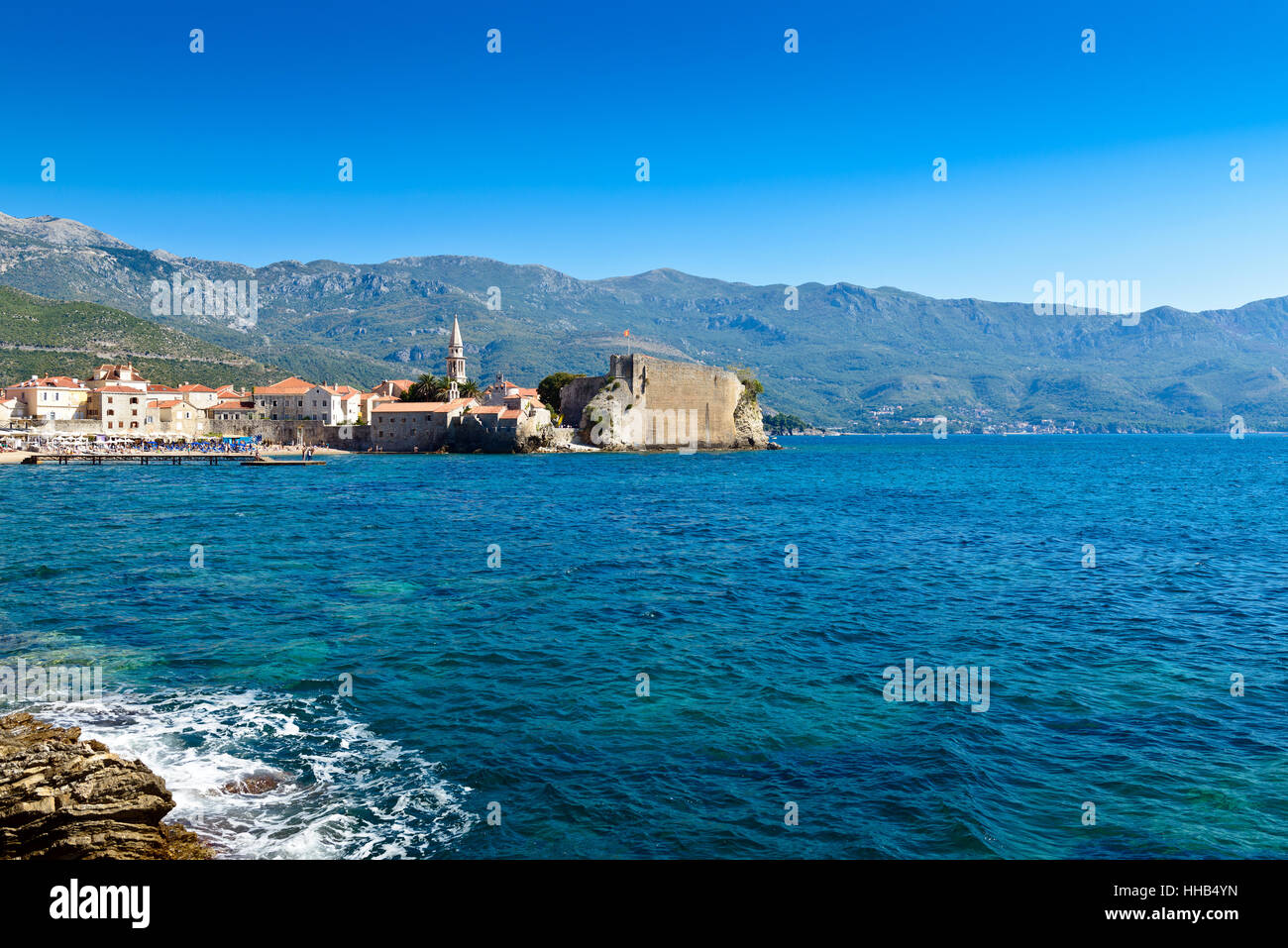 Blick auf Budva Riviera und Altstadt. Montenegro, Europa Stockfoto