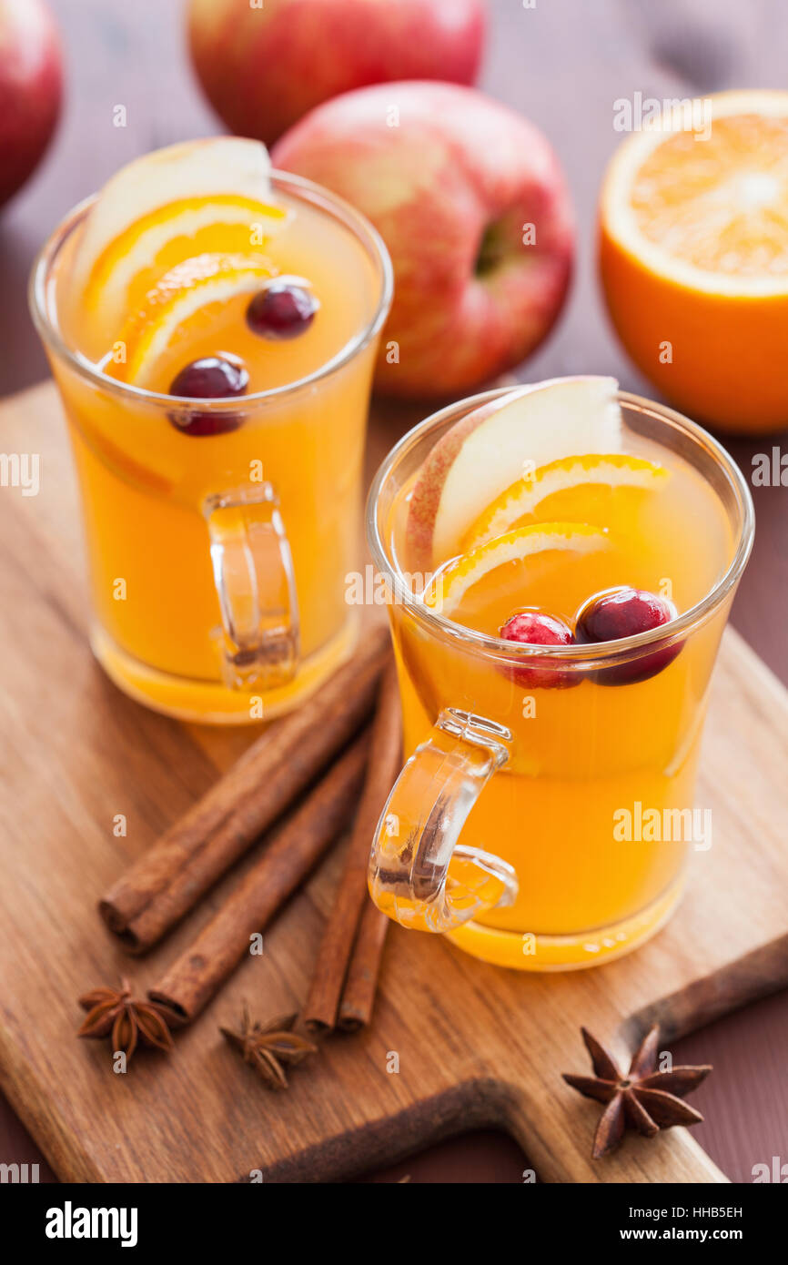 heiße orange Apfelwein mit Zimt würzen Erwärmung zu trinken Stockfoto