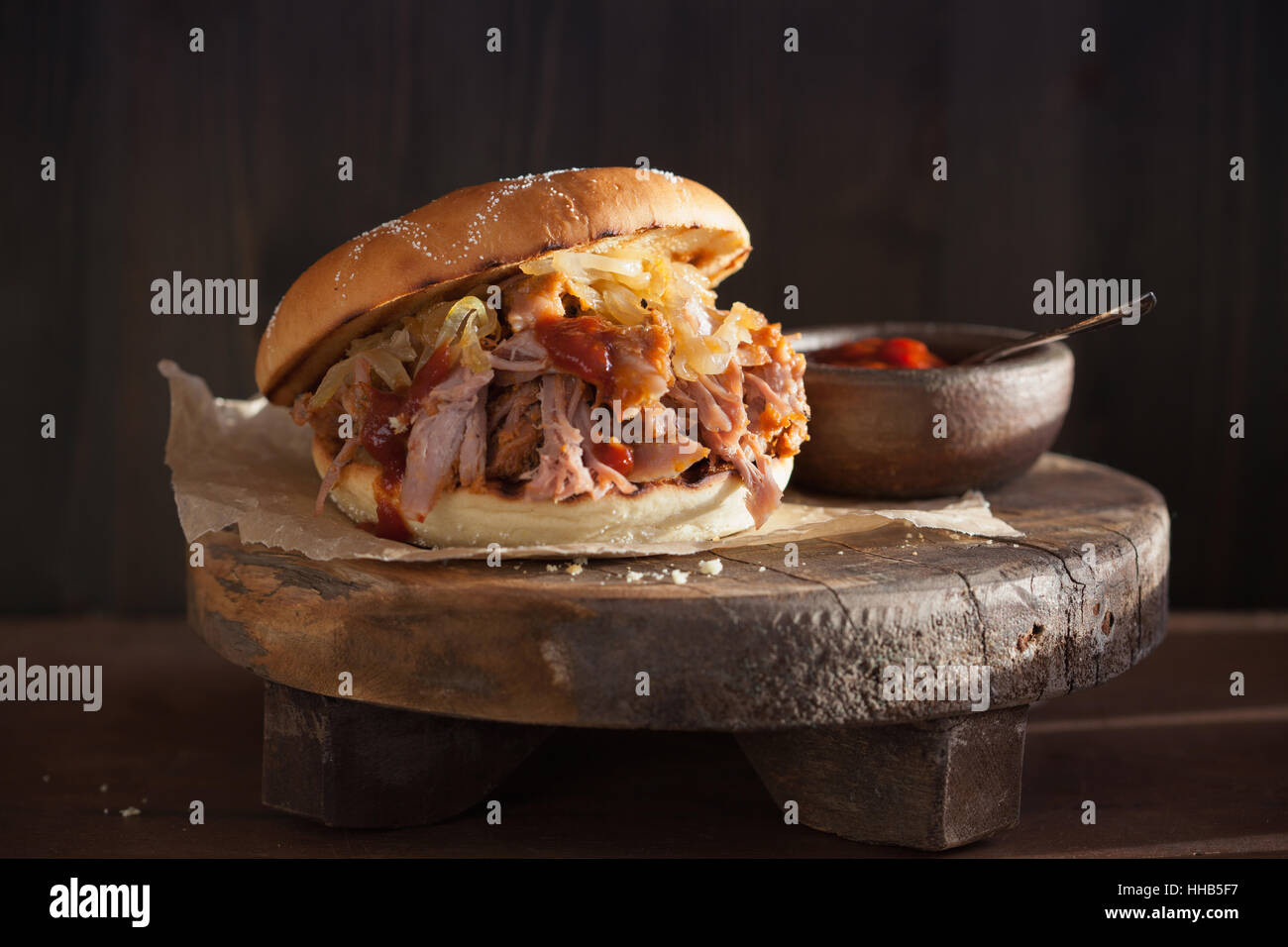 Hausgemachte zog Schweinefleisch Burger mit karamellisierten Zwiebeln und BBQ Sauce Stockfoto