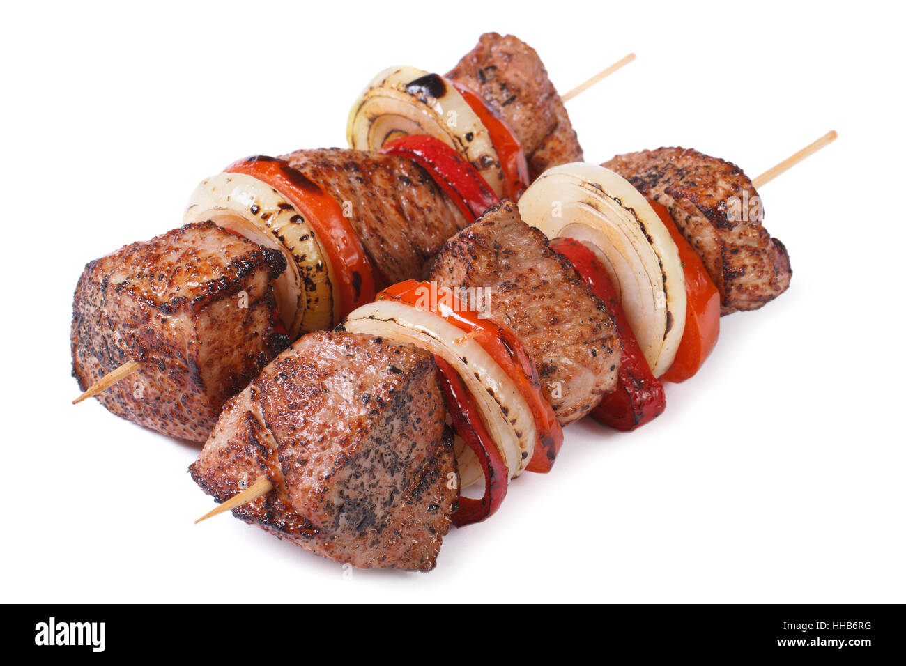 zwei Spieße mit Fleisch mit Gemüse isoliert auf einem weißen Hintergrund closeup Stockfoto