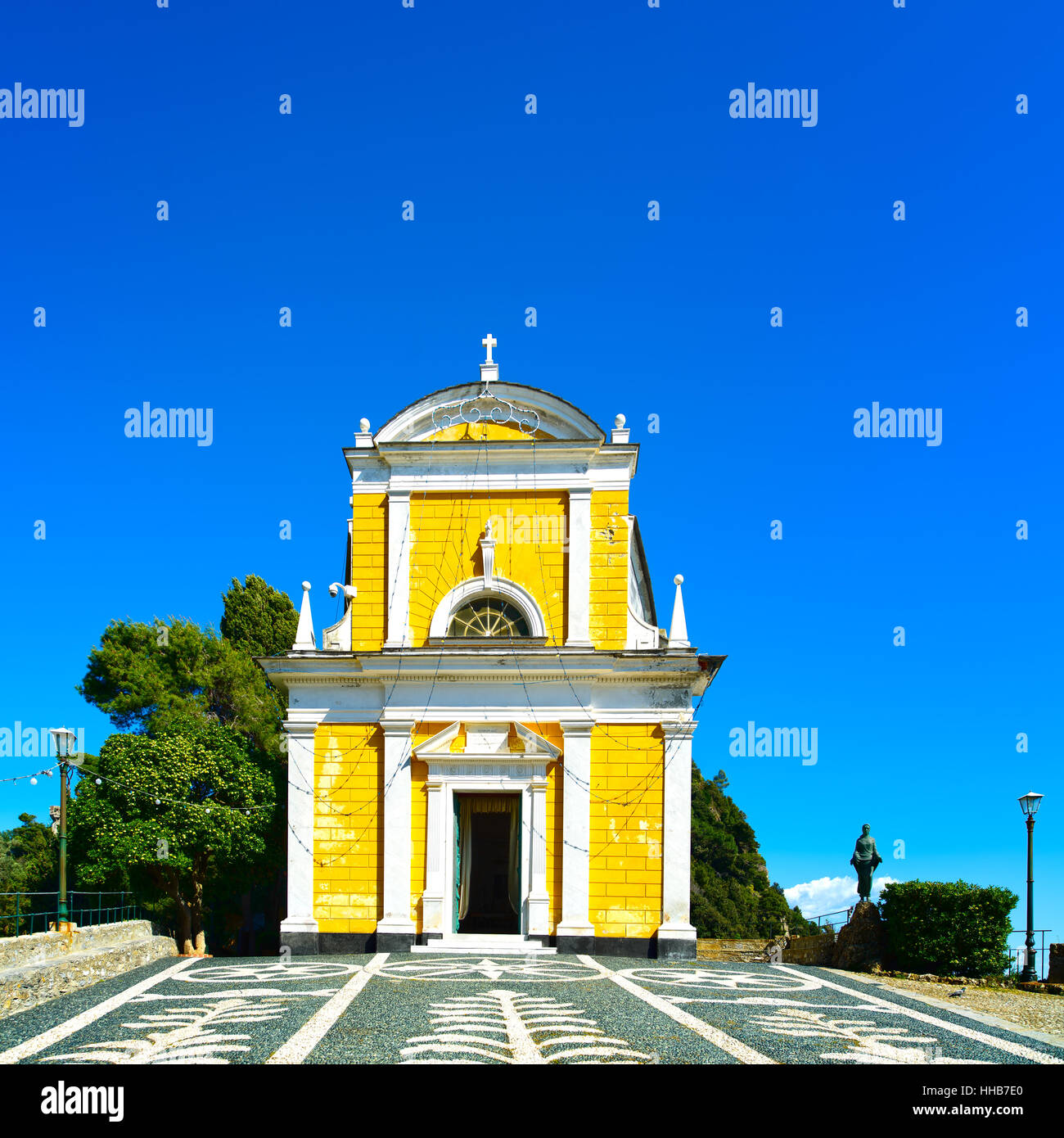 Portofino, San Giorgio mittelalterliche katholische Kirche Wahrzeichen. Ligurien, Italien Stockfoto