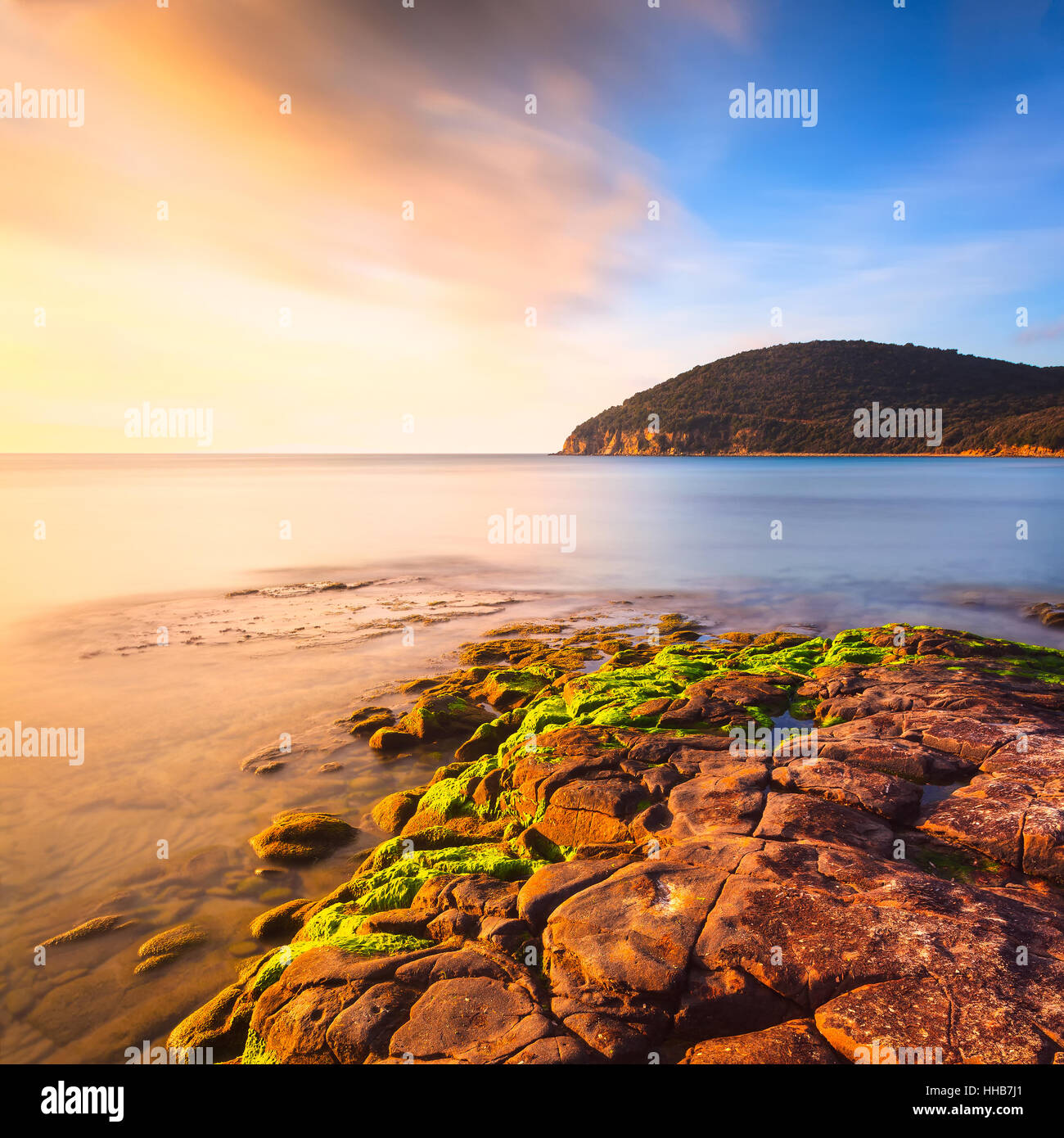 Am Sonnenuntergang Bucht Cala Violina Strand in der Maremma, Toskana. Reiseziel im Mittelmeer. Italien, Europa. Langzeitbelichtung. Stockfoto