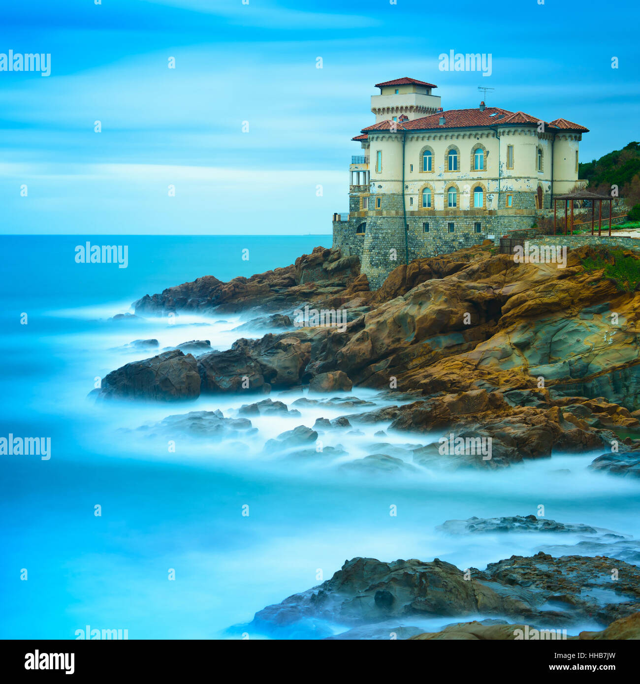 Boccale Burg Wahrzeichen am Cliff Felsen und Meer im Winter. Toskana, Italien, Europa Stockfoto