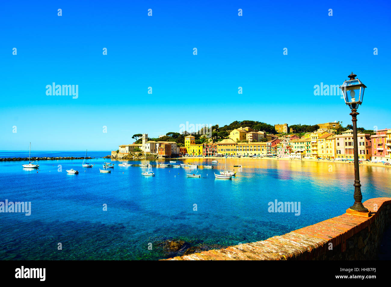Sestri Levante stille Bucht oder Baia del Silenzio Meer Hafen, Straßenlaterne und Strand Blick auf morgen. Ligurien, Italien. Stockfoto