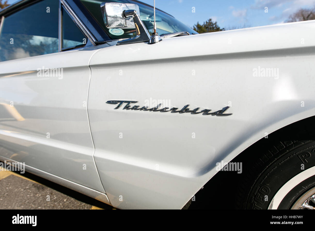 Nahaufnahme eines weißen 1964 Ford Thunderbird 390 Coupe. Stockfoto