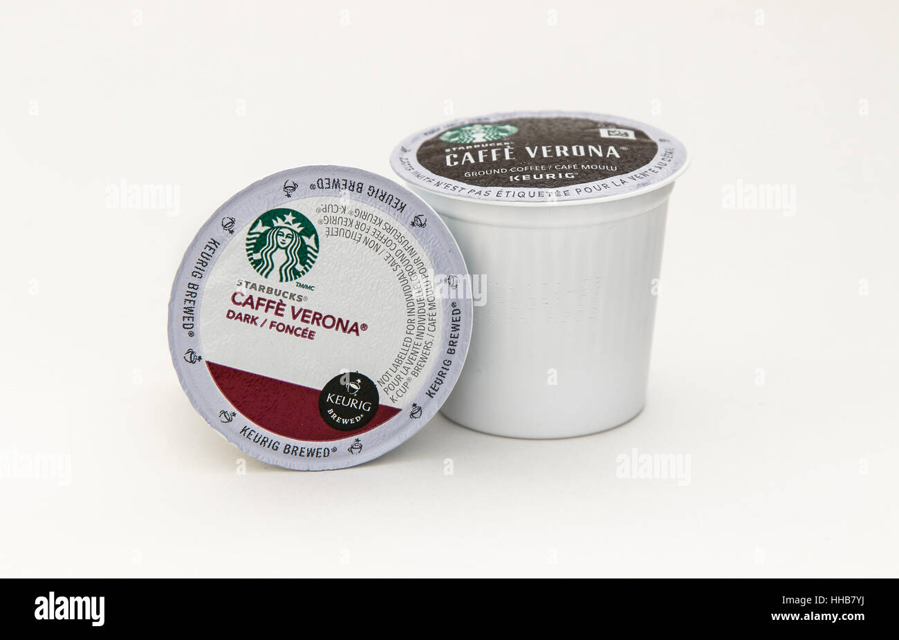 Zwei Starbucks Caffe Verona Kaffee-Kapseln für Keurig Kaffee Maschine sind vor weißem Hintergrund zu sehen. Stockfoto