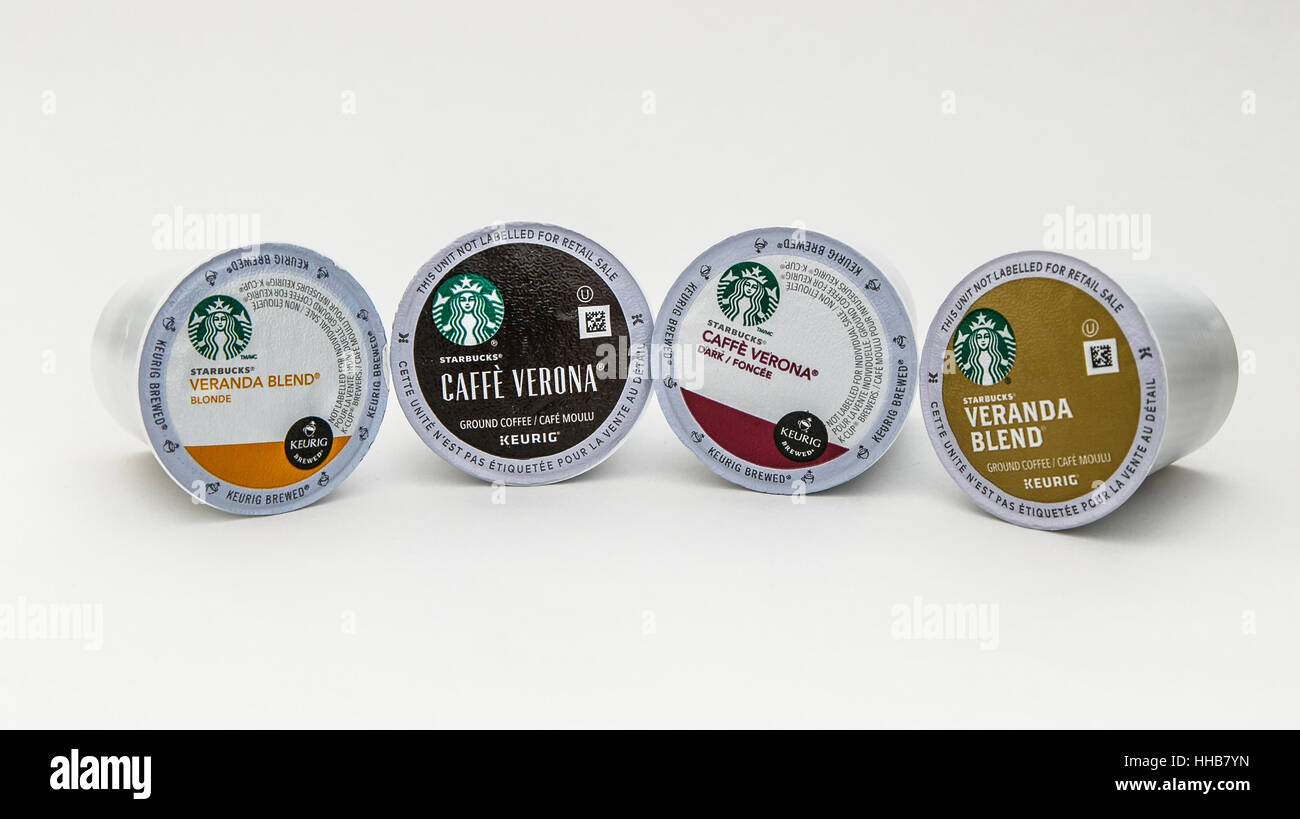 Vor weißem Hintergrund sind vier Starbucks Kaffee-Kapseln für Keurig Kaffee Maschine gesehen. Stockfoto