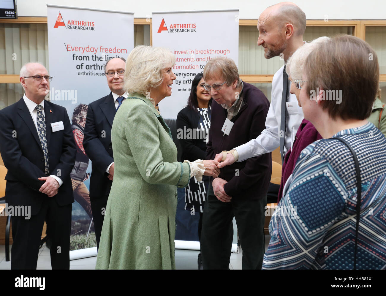 Die Herzogin von Cornwall, bekannt als Herzogin von Rothesay in Schottland, im Rahmen eines Empfangs am Institute of Medical Sciences bei ihrem Besuch in der Universität von Aberdeen, wo sie ein Labor auf dem Foresterhill Campus eröffnet. Stockfoto
