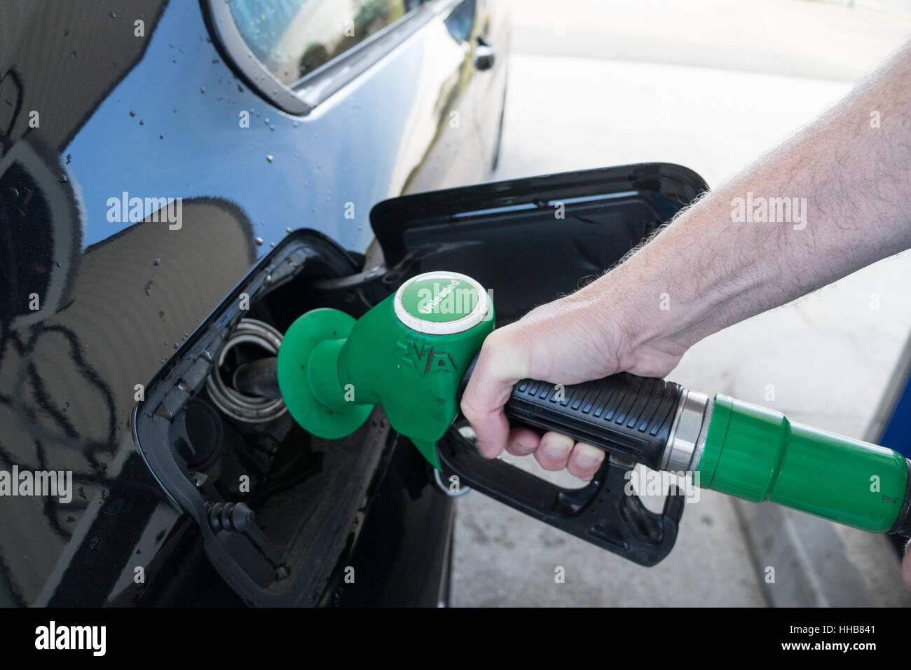 Auto mit Kraftstoff an Zapfsäule tanken Stockfoto