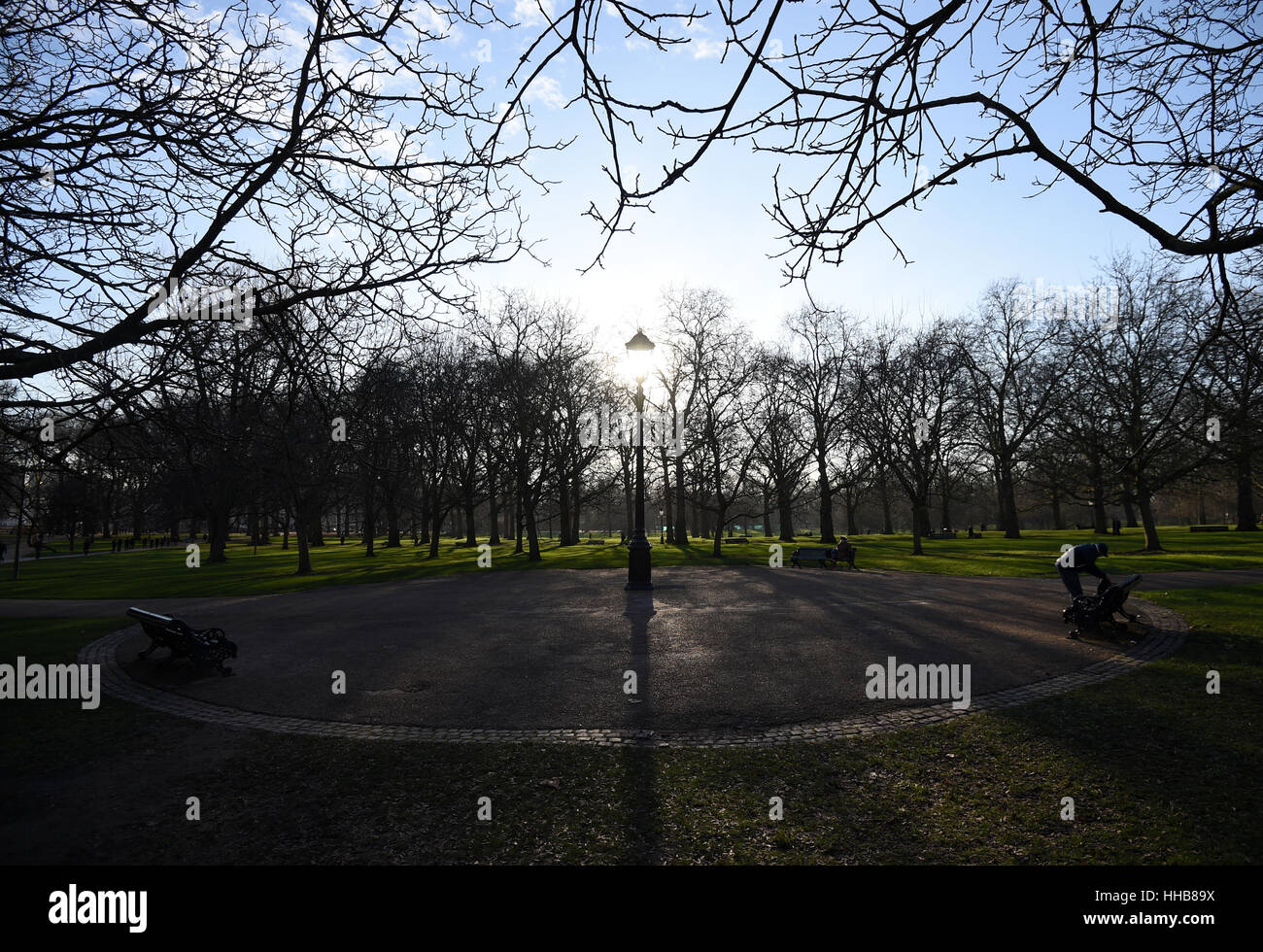 Die Sonne scheint durch einen Laternenpfahl in Green Park, London nach Nachttemperaturen im Süd-Osten von England unter den Gefrierpunkt fallen gelassen. Stockfoto