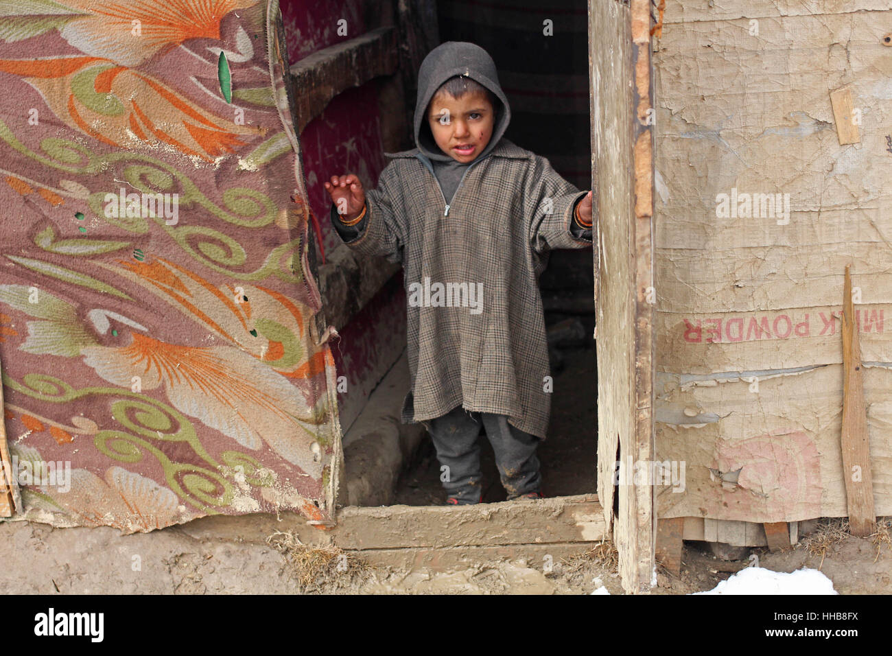 Srinagar, Indien. 18. Januar 2017. Ein nomadisches junge starrt die Lensman außerhalb seines Hutment in Srinagar. Die Region ist unter Sub Minustemperaturen seit letzter Woche greifen. Wetterfrösche haben mehr Schnee nächste Woche vorausgesagt. Bildnachweis: Umer Asif/Pacific Press/Alamy Live-Nachrichten Stockfoto