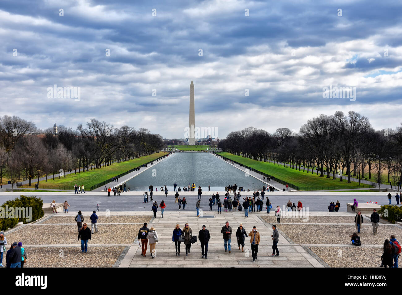 Washington DC, USA. Blick auf Washington Monument von Abraham Lincoln Memorial mit Touristen. Stockfoto