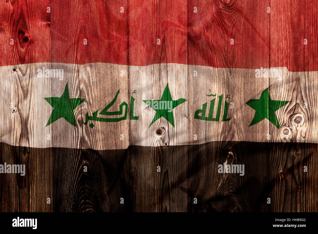 Nationalflagge des Irak auf hölzernen Hintergrund Stockfoto