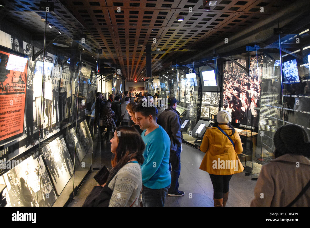Washington DC, -Innenansicht des Holocaust Memorial Museums. Echte Bilder der Deportierten, Nazi-Propaganda, Krematorium. Stockfoto
