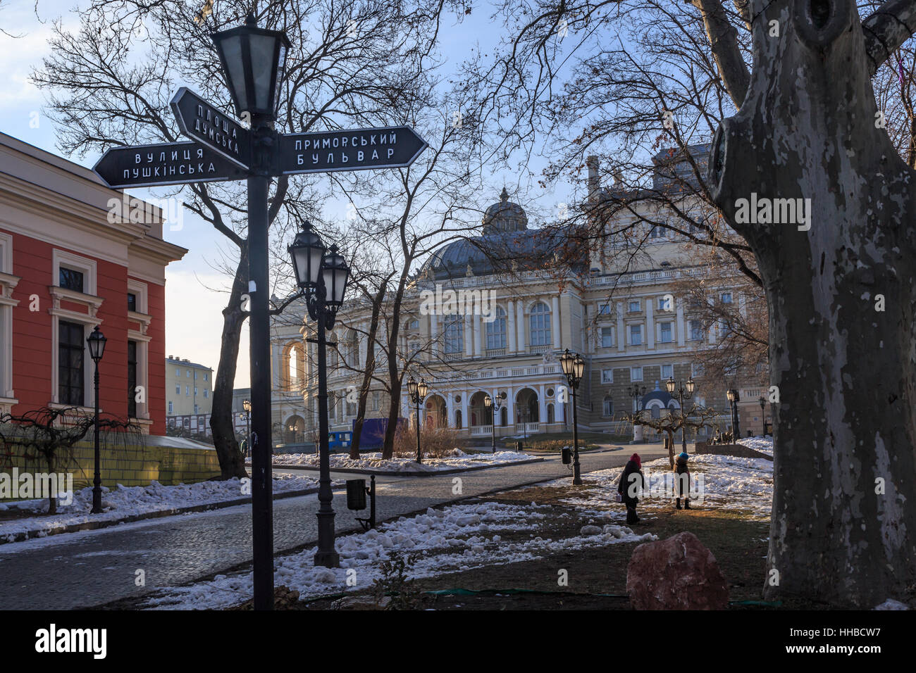 Kreuzung von Meer-Boulevard und Dumska-Platz mit Opernhaus Hintergrund in Odessa, Ukraine. Stockfoto