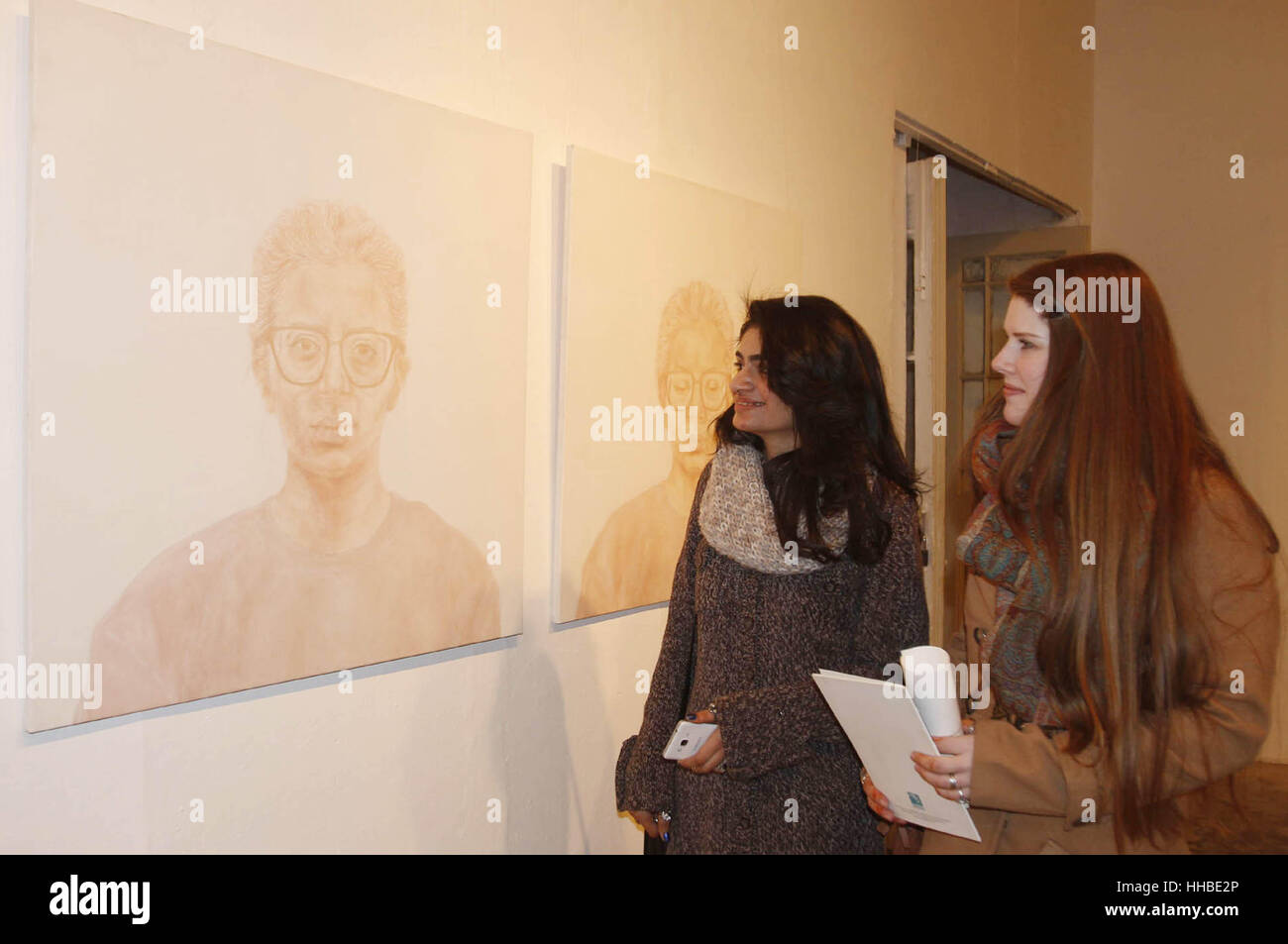 Lahore, Pakistan. 18. Januar 2017. Pakistanischer Studenten, die scharf interessiert Grad zeigen 2017 am National College of Arts. Bildnachweis: Rana Sajid Hussain/Pacific Press/Alamy Live-Nachrichten Stockfoto