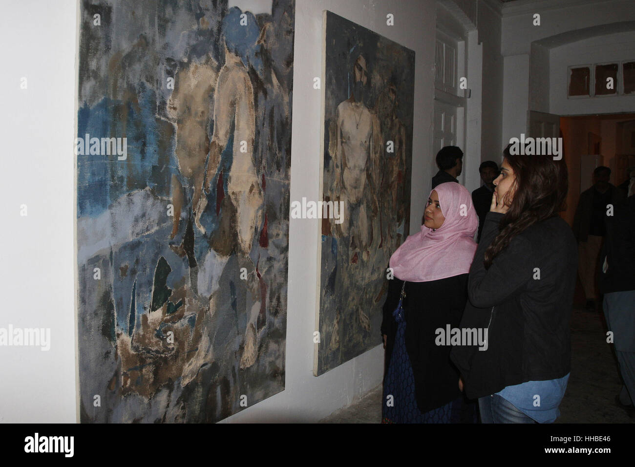 Lahore, Pakistan. 18. Januar 2017. Pakistanischer Studenten, die scharf interessiert Grad zeigen 2017 am National College of Arts. Bildnachweis: Rana Sajid Hussain/Pacific Press/Alamy Live-Nachrichten Stockfoto