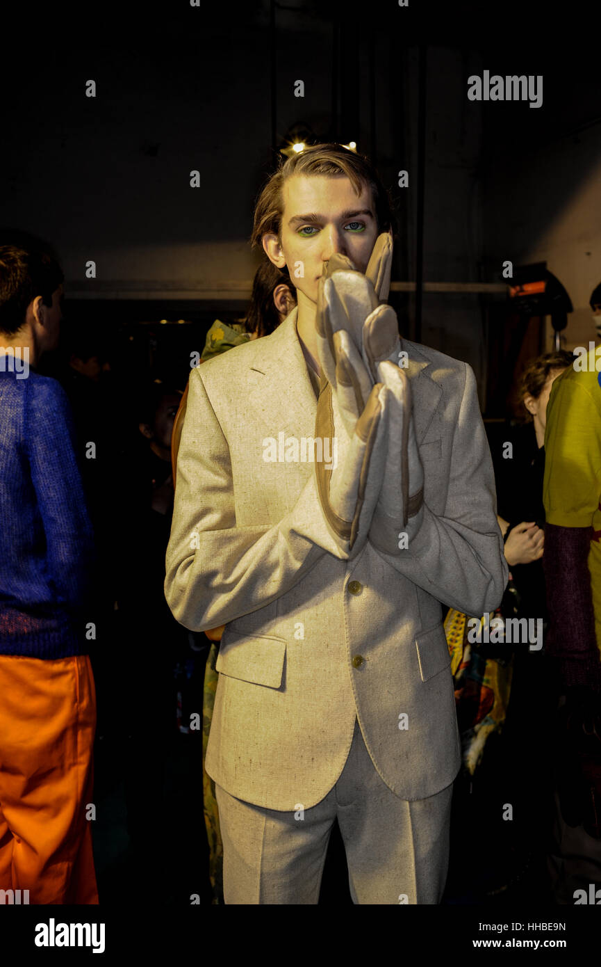 Paris, Frankreich. 18. Januar 2017. Walter Van Beirendonck backstage bei des Mannes Paris Fashionweek. Bildnachweis: Gaetano Piazzolla/Pacific Press/Alamy Live-Nachrichten Stockfoto