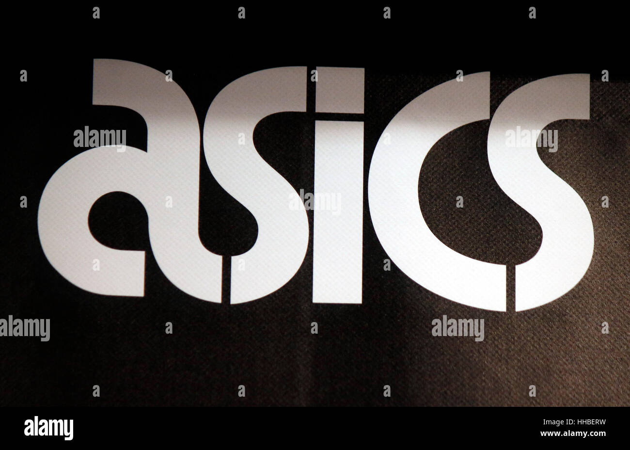 Das Logo der Marke "Asics", Berlin. Stockfoto